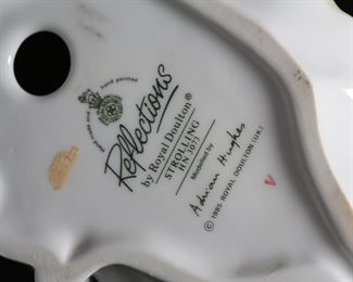 Royal Doulton Reflections Strolling HN 3073 Porcelain Figurine 13.5 inches high