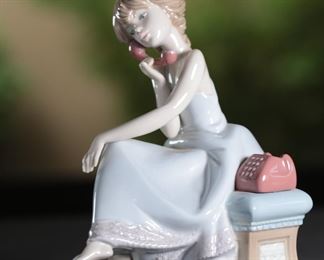 Lladro 5466 Chit Chat Porcelain Figurine 11.5 inches high.