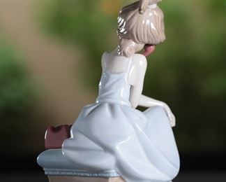 Lladro 5466 Chit Chat Porcelain Figurine 11.5 inches high.