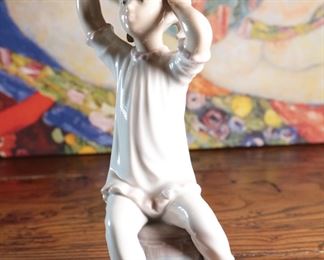 Lladro 1148 Girl Shampooing Hair Porcelain Figurine 8.25 inches high.