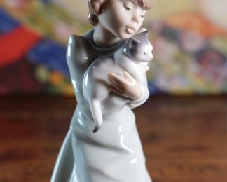 Lladro 5712 Girl With Cat Porcelain Figurine 7 inches high
