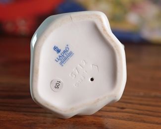 Lladro 5712 Girl With Cat Porcelain Figurine 7 inches high