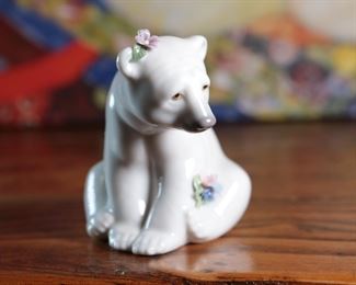 Lladro 6356 Seated Polar Bear With Flowers Porcelain Figurine 3.5 inches high