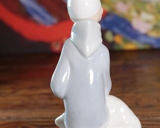 Lladro 4676 Nativity Shepherd Boy With Lamb Porcelain Figurine 6 inches high