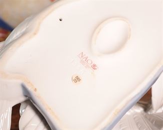 NAO by Lladro 1358 Swan Mother & Cygnet Porcelain Figurine 6.5 inches high.