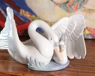 NAO by Lladro 1358 Swan Mother & Cygnet Porcelain Figurine 6.5 inches high.