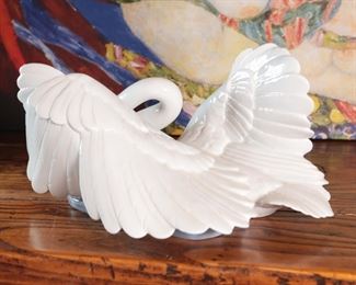 NAO by Lladro 1358 Swan Mother & Cygnet Porcelain Figurine 6.5 inches high.