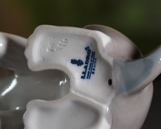 LLadro 1071 Sad Beagle Puppy Dog Porcelain Figurine 3.5 inches high