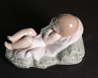 Lladro 5478 Bethlehem Nativity Baby Jesus Porcelain Figurine 1.5 inches high.