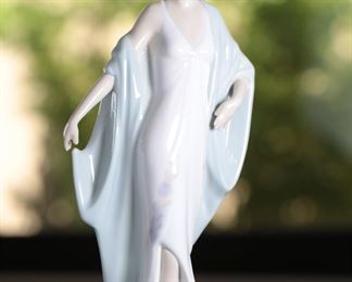 Lladro 5787 Sophisticate Art Deco Lady Porcelain Figurine 10.25 inches high.