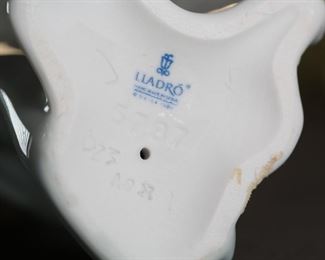 Lladro 5787 Sophisticate Art Deco Lady Porcelain Figurine 10.25 inches high.