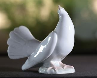 Lladro 1015 White Peace Dove Porcelain Figurine 5.75 inches high
