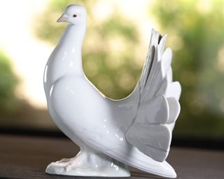 Lladro 1016 Fan Tail Dove Fan Porcelain Figurine 8.25 inches high.