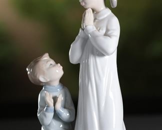 Lladro 4779 Teaching to Pray Girl & Boy Children Praying Porcelain Figurine 9 inches high