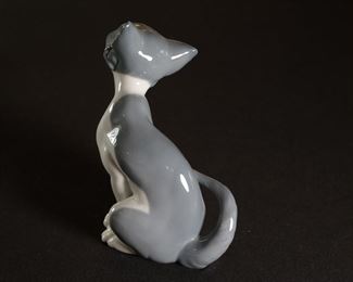 Lladro 5113 Feed Me Cat Kitten Porcelain Figurine 5.5 inches high.