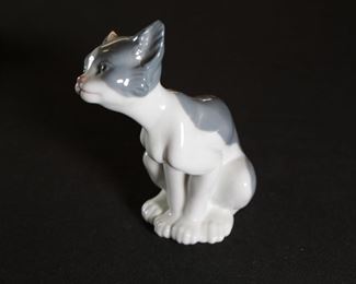 Lladro 5113 Feed Me Cat Kitten Porcelain Figurine 5.5 inches high.