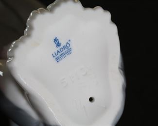 Lladro 5113 Feed Me Cat Kitten Porcelain Figurine 5.5 inches high.