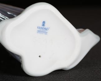 Lladro 5644 Susan Girl with Straw Hat Porcelain Figurine 8.5 inches high.