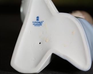 Lladro Lladro 4874 Children in Nightshirts Porcelain Figurine 8.5 inches high