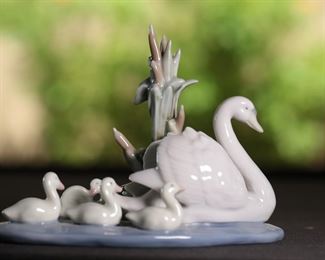Lladro 5722 Follow Me Swan with Babies Porcelain Figurine 4.5 inches high
