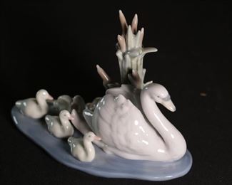Lladro 5722 Follow Me Swan with Babies Porcelain Figurine 4.5 inches high