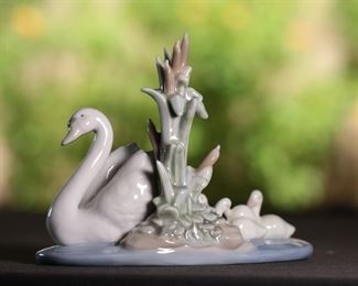 Lladro 5722 Follow Me Swan with Babies Porcelain Figurine 4.5 inches high