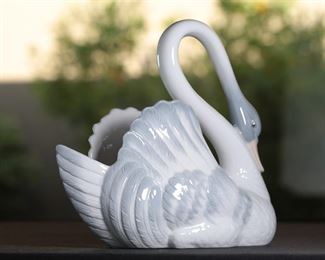 NAO by Lladro Swan Planter Porcelain Figurine 8.5 inches high
