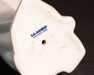 Lladro 4869 Goodnight Blowing Kiss Boy in Pajamas Porcelain Figurine 8.5 inches