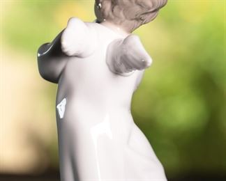 Lladro 4540 Angel With Flute Porcelain Figurine 6.5 inches high.