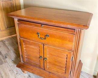 Kimball Home Crown Louvered Door Nightstand	32.5 x 30 x 16in	HxWxD
