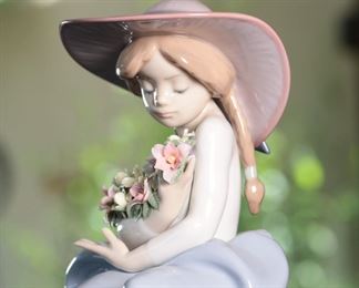 Lladro 5862 Fragrant Bouquet Porcelain Figurine	8 inches high	
