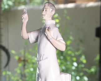 Lladro 4762 Dentist Porcelain Figurine	13.75 inches high.	
