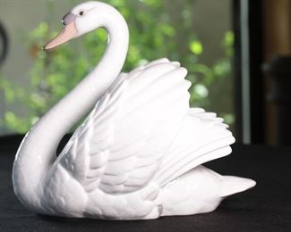 Lladro 5231 Swan with Spread Wings large Porcelain Figurine	7 inches high	
