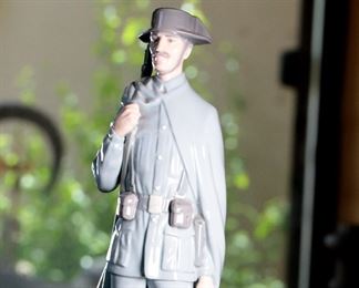 Lladro 4889 Spanish Policeman Civl Guard Porcelain Figurine	11.75 inches high	
