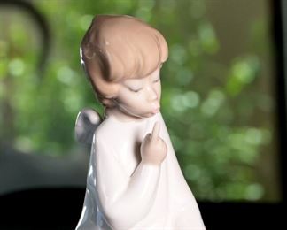 Lladro 4635 Angel with Sleeping Child Porcelain Figurine 	6.75 inches high.	
