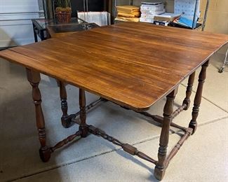 Antique Hardwood Gate-Leg Table	35 x 41 x 27–57in	
