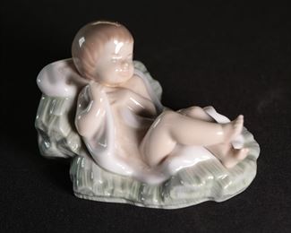 Lladro 5478 Bethlehem Nativity Baby Jesus Porcelain  Figurine	1.5 inches high.	
