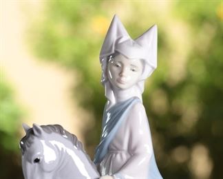 Lladro 6113 Medieval Lady Porcelain Figurine	9.5 inches high.	
