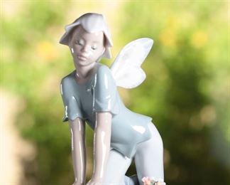 AS-IS Lladro 7690 Prince of Elves Porcelain Figurine	9 inches high	
