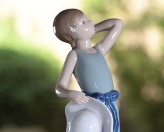 Lladro 5010 Prissy Girl with Hat Porcelain Figurine	10 inches high	
