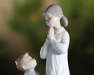 Lladro 4779 Teaching to Pray Girl & Boy Children Praying Porcelain Figurine	9 inches high	
