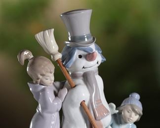 Lladro 5713 The Snowman With Kids & Dog Porcelain Figurine	8.5 inches high.	
