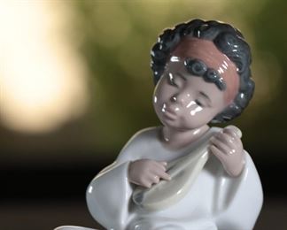 Lladro 6490 Black Legacy Collection  An Angels Tune Porcelain Figurine	5.5 inches high.	
