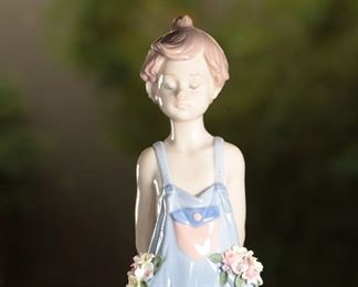 Lladro 7650 Pocket full of Wishes Porcelain Figurine	10 inches high	
