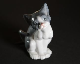 Lladro 5113 Feed Me Cat Kitten Porcelain Figurine	5.5 inches high.	
