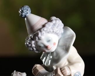 Lladro 5279 Pierrot Concertina Clown with Puppy Porcelain Figurine	5.75in high	

