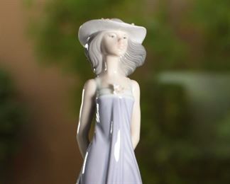 Lladro 5644 Susan Girl with Straw Hat Porcelain Figurine	8.5 inches high.	
