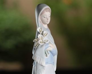 Lladro 4650 Girl with Calla Lilies Flowers Porcelain Figurine #2	9 inches high	

