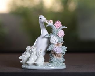 Lladro 1439 How Do You Do Duck w/ Ducklings and Snail Porcelain Figurine	4 inches high	
