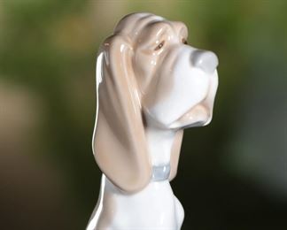 NAO by Lladro 375 Bloodhound  Dog Porcelain Figurine	4.25 inches high.	

